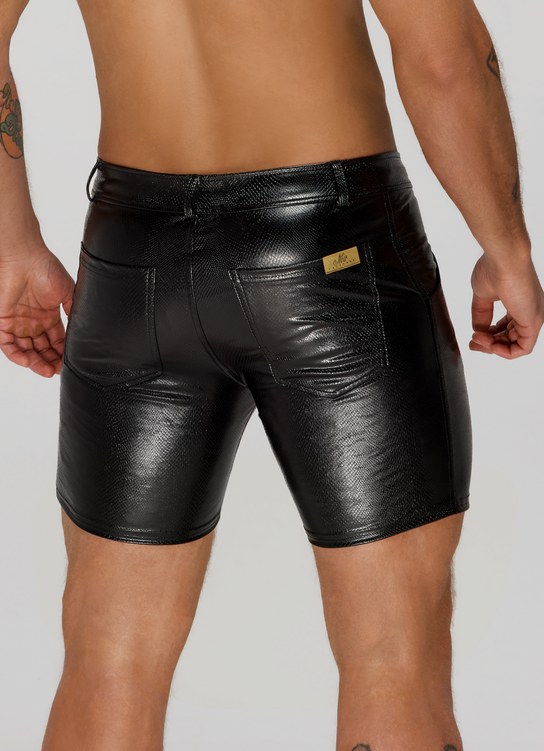 Mid-length shorts of snake wetlook with back pockets
